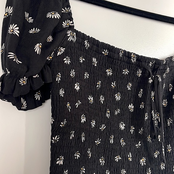 Aritzia-Wilfred Smocked Blouse - Black w/ Flower Print - Picture 3 of 3